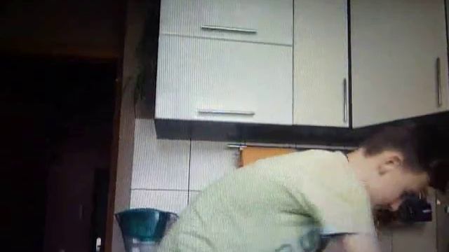 Прикольный друг (друг бьет об голову ковшик) смотреть онлайн