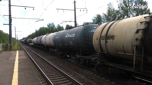 ВЛ10У-781 с грузовым поездом следует через о.п. Русановская смотреть онлайн