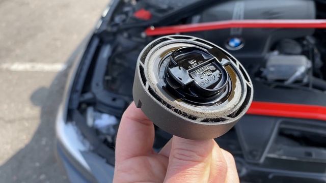 BMW - замена крышки масляной горловины 11128655331 смотреть онлайн