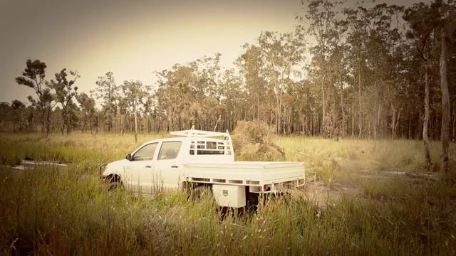 Toyota Hilux vs Nissan Patrol vs Jeep Wrangler JK Offroading in Mud смотреть онлайн