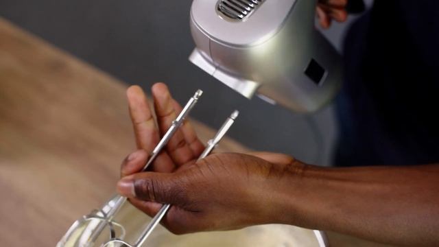 QuickMix+ | How to Use Your Hand Mixer смотреть онлайн