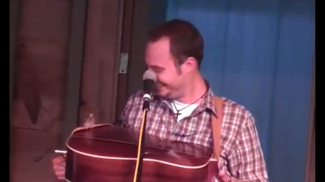 Bird Lands on Guitar at a Bluegrass Concert смотреть онлайн