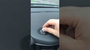 Как убрать следы двухстороннего скотча с торпедо автомобиля