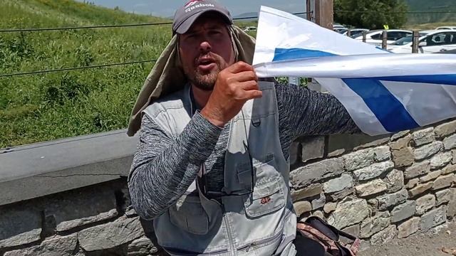 Житель Мцхеты (Грузия) приветствует израильских туристов, называя имена известных людей смотреть онлайн