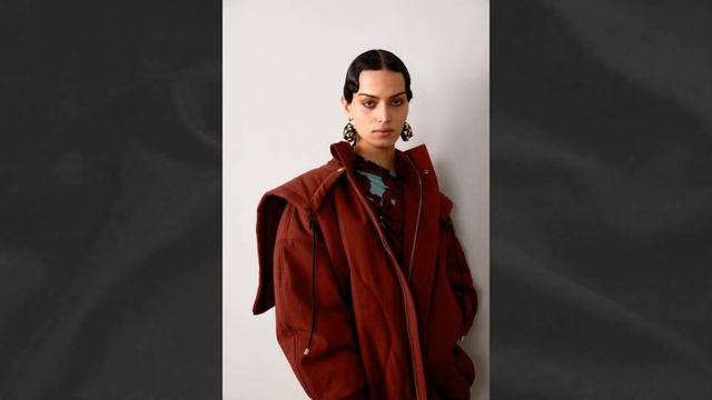 10 САМЫХ МОДНЫХ ОТТЕНКОВ в одежде | ОСЕНЬ- ЗИМА | 2023 2024 смотреть онлайн