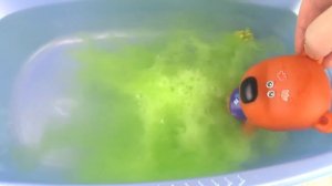 Кеша купается с Бурлящим Шаром перед Новым годом! Зелёная вода Ми-ми-мишки мультики с игрушками
