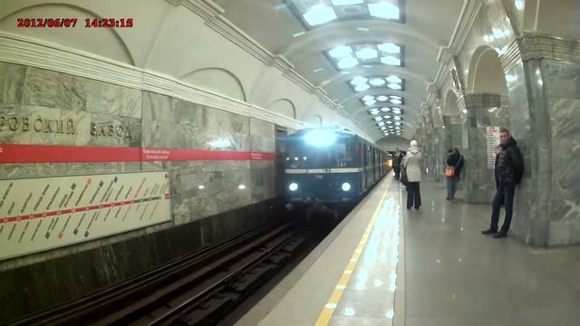 Поезд серии ЕМ на станции Кировский завод смотреть онлайн