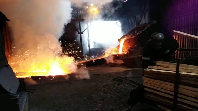 Разливают чугун смотреть онлайн