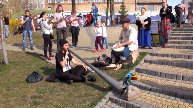 🎸 Дует діджеріду і перкусії на барабані смотреть онлайн