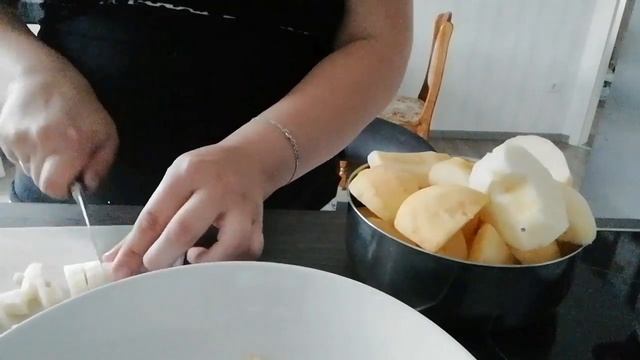 Готовим обед вместе:суп с фрикадельками. Колбаски с фарша. И конечно нежнейший яблочный пирог к чаю