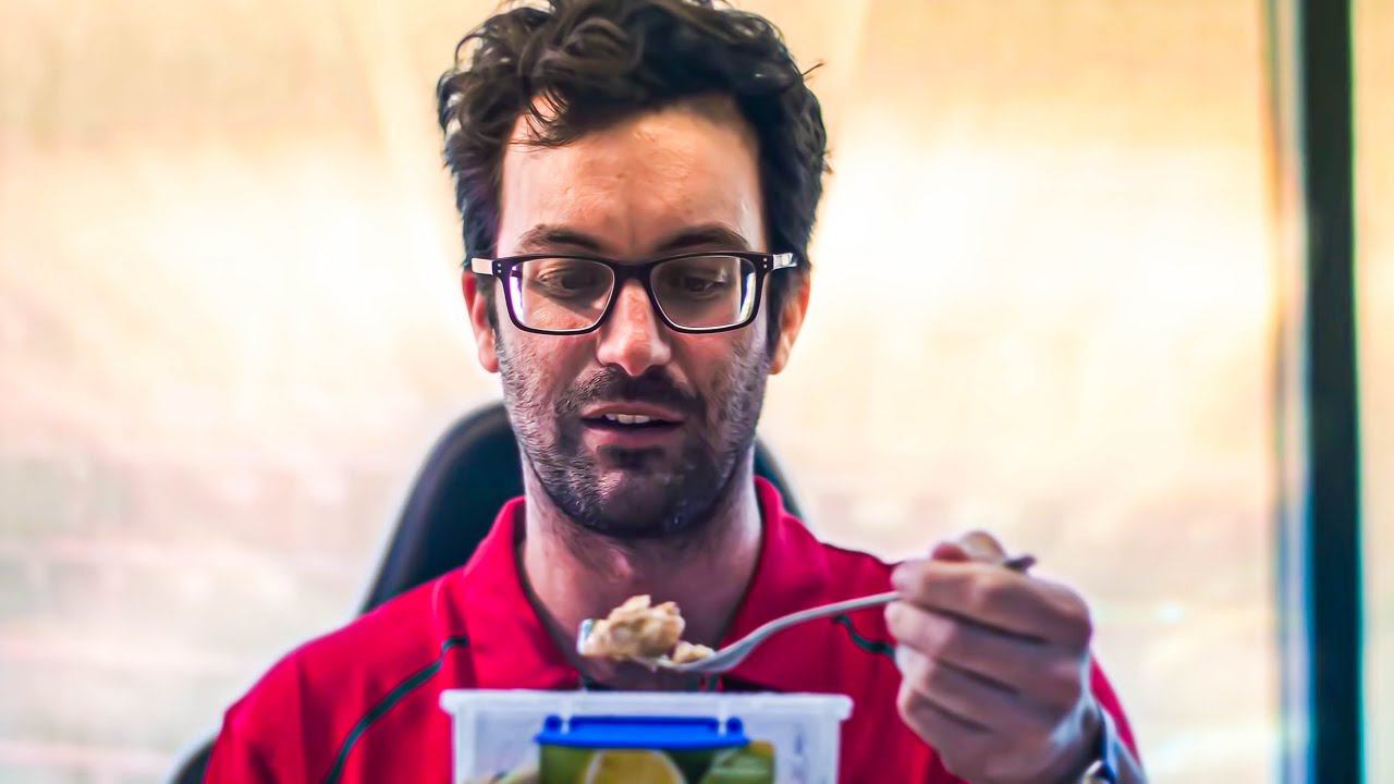 ВОНЮЧАЯ ЕДА НА РАБОТЕ смотреть онлайн