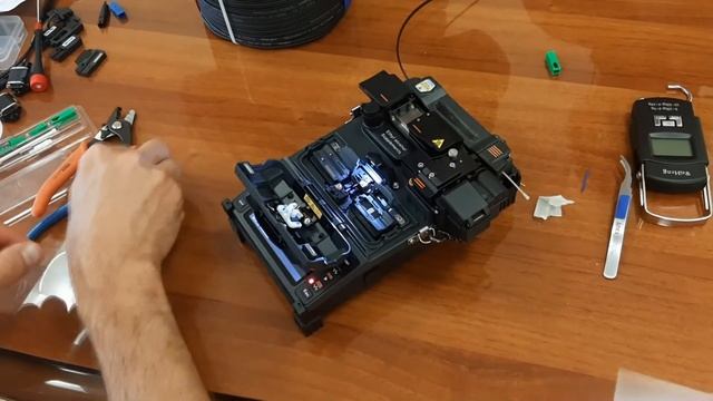 Применение Splice-On коннекторов для монтажа уличной распределительной муфты оптической сети доступ смотреть онлайн