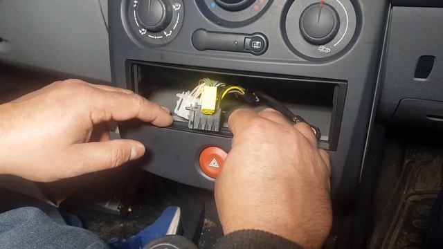How To Fit a New Audio System Into The Car || Renault Clio 2007. смотреть онлайн