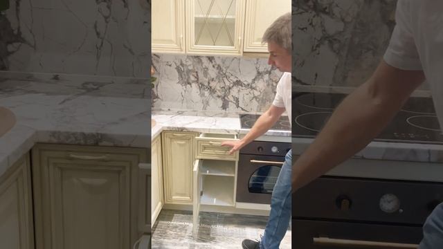 Классическая кухня кремового цвета с золотой патиной из Дуба. #kunhnipriroda #кухниназаказ смотреть онлайн