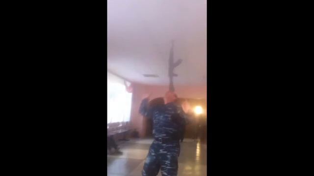 Учитель обж держит автомат на лбу смотреть онлайн