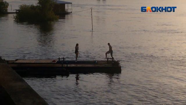 Пьяные иностранные туристы устроили утренние купания на набережной Волгограда смотреть онлайн