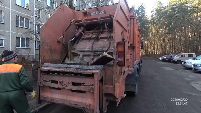 Мусоровоз - пожератель мебели, камней и диванов. смотреть онлайн