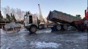 Вывоз мусора в Москве контейнером 20 кубов: Процесс загрузки бункера на мусоровоз