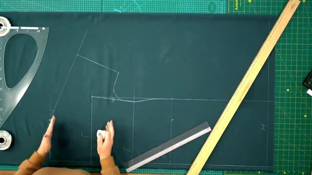 Стильное элегантное платье без выкройки. Простое построение сразу на ткани.mp4 смотреть онлайн