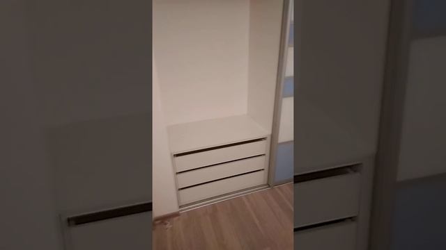 Встроенный шкаф-купе в нишу спальни. Фасад: ЛДСП/цветное стекло Лакобель (оптивайт).