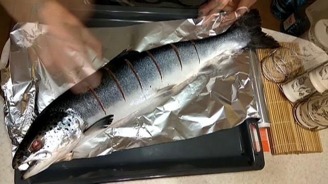 ЛОСОСЬ ЗАПЕЧЕННЫЙ В ДУХОВКЕ ЦЕЛИКОМ В ФОЛЬГЕ. САМЫЙ ПРОСТОЙ И ВКУСНЫЙ РЕЦЕПТ. смотреть онлайн