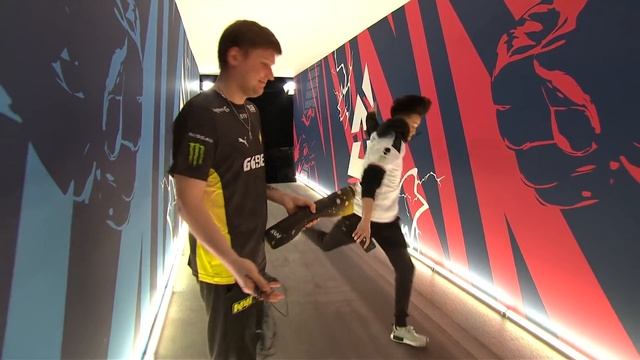 Stewie damaging s1mple's proprety смотреть онлайн