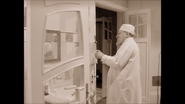 Взрослая девушка, как ребёнок - тащишь в рот всякую гадость смотреть онлайн