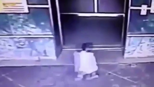 Мать решила спасти ребёнка от лифта смотреть онлайн