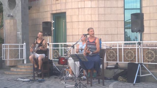 Кавер-группа "Соло" в Сочи исполняет песню Madcon - "Beggin" смотреть онлайн