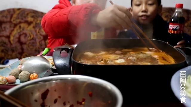 苗大姐和儿子过元旦，一份牛肉火锅，俩人吃到醉 смотреть онлайн