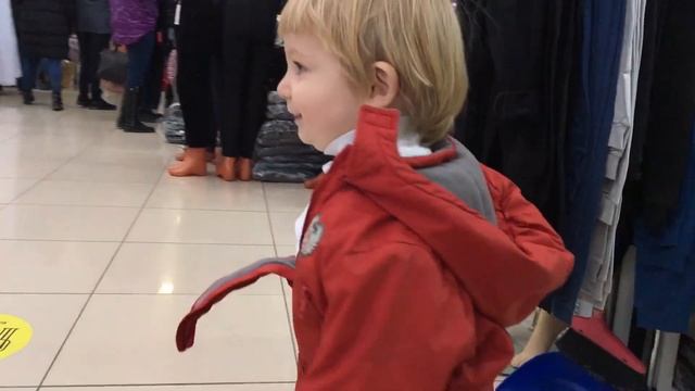 Как малыш Ян ходил по барахолке и смотрел вещи. How little Yan went to the flea market and looked a смотреть онлайн