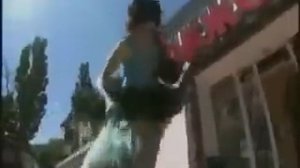 Загляни под юбку.