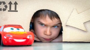 Глеб и Эрик играют в полицейские машины и спасают машинки игрушки из пещеры.