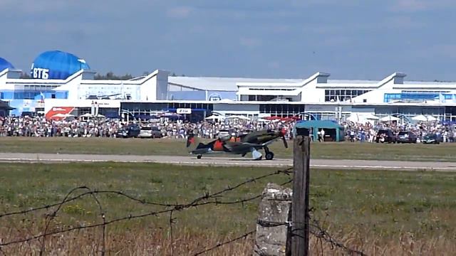 Проезд по ВПП перед взлётом И-16 и МиГ-3. смотреть онлайн