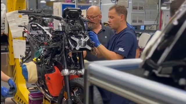 BMW R1300 GS Assembly Process Factory смотреть онлайн