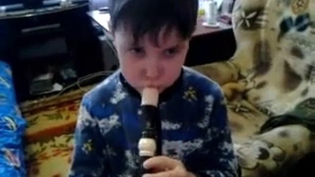 Дима сынок играет на флейте😄 смотреть онлайн
