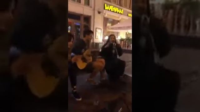 Певица ЁЛКА /Поёт c уличными музыкантами на Арбате" Берегом" смотреть онлайн