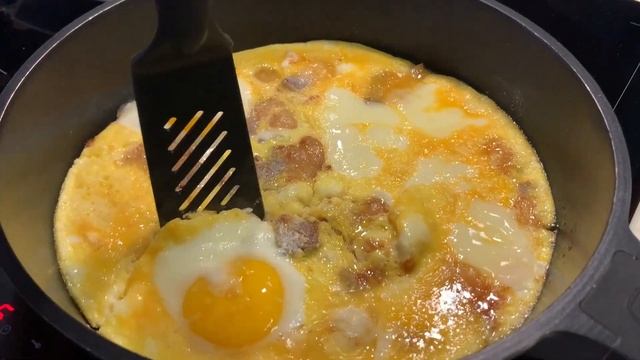 Как Правильно пожарить яичницу на Сале Рецепт. Жаренные Яйца на сале всеми любимое блюдо. смотреть онлайн