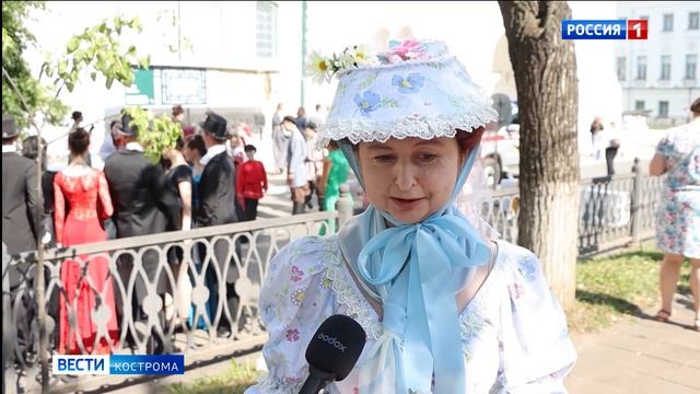 Обитатели 19-го века заполонили в День города центр Костромы смотреть онлайн