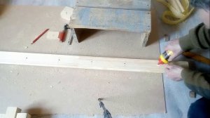 Ограждение лестницы своими руками. Как закрепить столб и перила к деревянному полу.