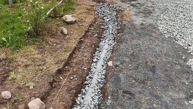 Делаем Поверхностный дренаж дачного заезда . Простой способ . Отвел воду с площадки для машины . смотреть онлайн