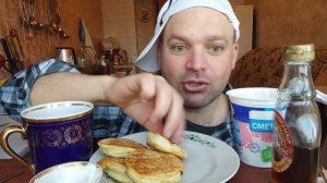 Обжор оладья со сметаной