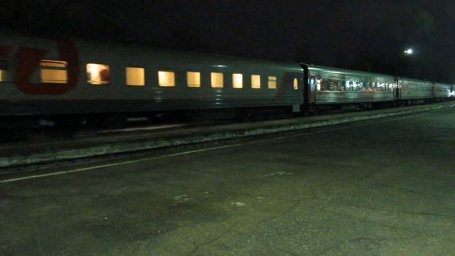 Фирменный поезд №10 Псков – Москва с вагоном на 8 мест "Газпромтранс" и новым ТЭП70БС-326 смотреть онлайн