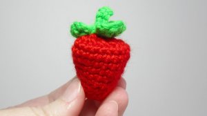 Как связать крючком листочки и хвостик клубнике. Видеоурок по вязанию