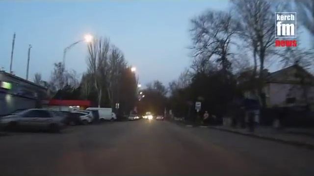 В Керчи блэкаут, а на улицах фонари, еще не вечер смотреть онлайн