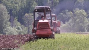 Вспашка поля гусеничными тракторами ВТ-100 и ДТ-75 - как в старые добрые времена