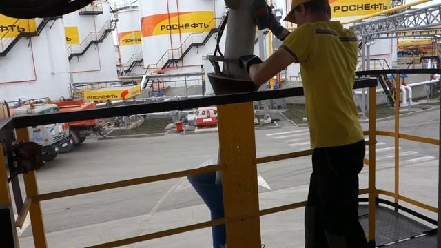 Устройство верхнего налива и переходной трап с гидравлической системой управления смотреть онлайн