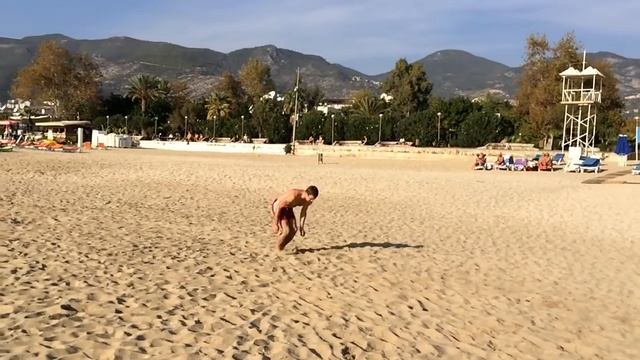 Прыжок - сальто с разбега. Развлечения на пляже. Снято на Iphone 5S.