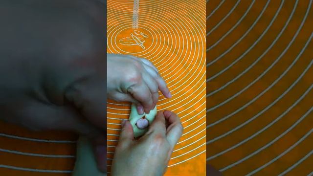 Как завернуть сосиску в тесто красиво.Сосиска в тесте.3 способа как завернуть сосиску в тесто.short смотреть онлайн