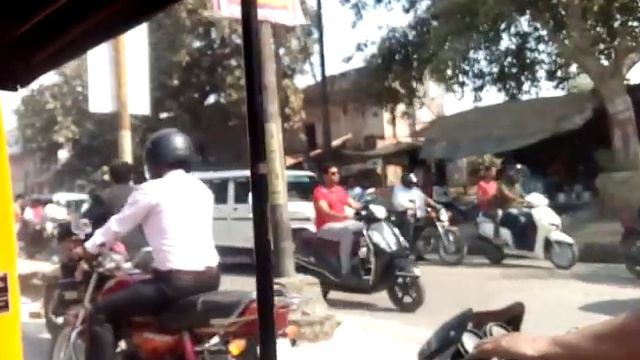 По дороге как по тратуару ходят пешеходы смотреть онлайн